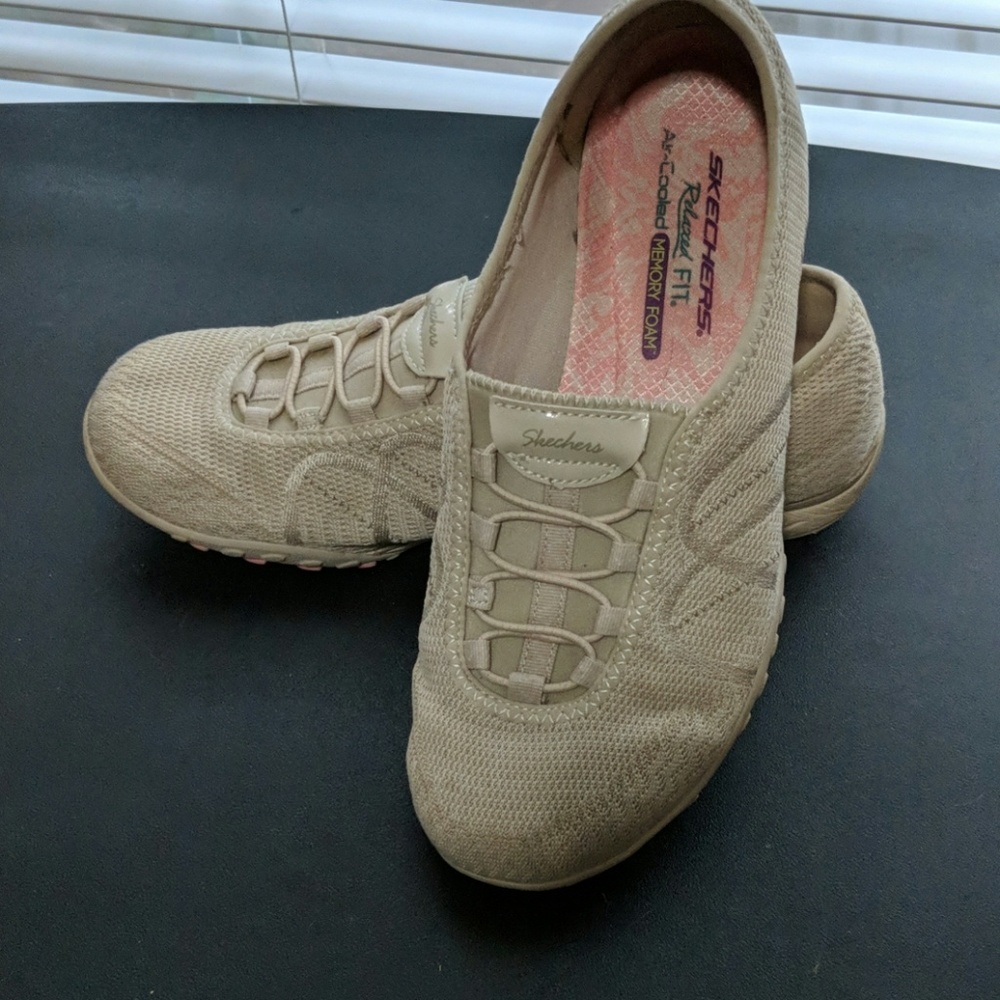 Skechers slip on shoes sz9